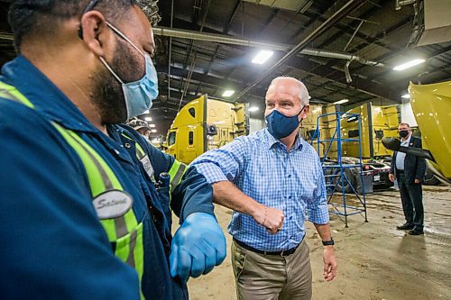 MIKAELA MACKENZIE / WINNIPEG FREE PRESS

Conservative leader Erin OToole elbow-bumps mechanics after making an announcement at Bison Transport in Winnipeg on Friday, Aug. 20, 2021. For Dylan/Dan story.
Winnipeg Free Press 2021.