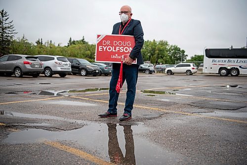 ALEX LUPUL / WINNIPEG FREE PRESS  

Paul Brault, campaign manager for 
Dr. Doug Eyolfson, poses for a portrait outside of the Cavalier Drive FoodFare location in Winnipeg on August 20, 2021. The location served as a campaign event for Liberal Leader Justin Trudeau.