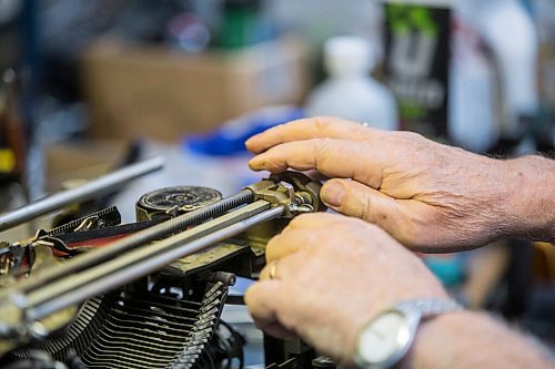 MIKAELA MACKENZIE / WINNIPEG FREE PRESS

Izu Gephter disassembles a typewriter to clean and restore it at I. G. Office Equipment in Winnipeg on Friday, Aug. 20, 2021. For Dave Sanderson story.
Winnipeg Free Press 2021.