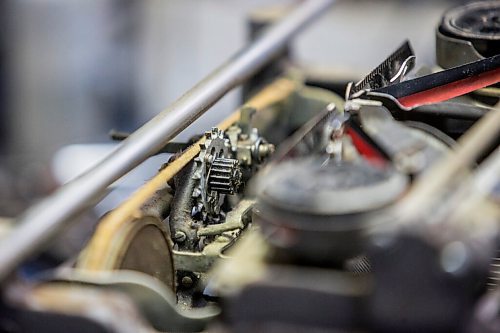 MIKAELA MACKENZIE / WINNIPEG FREE PRESS

Izu Gephter disassembles a typewriter to clean and restore it at I. G. Office Equipment in Winnipeg on Friday, Aug. 20, 2021. For Dave Sanderson story.
Winnipeg Free Press 2021.