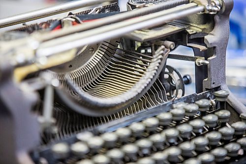 MIKAELA MACKENZIE / WINNIPEG FREE PRESS

Izu Gephter disassembles a typewriter to clean and restore it at I. G. Office Equipment in Winnipeg on Friday, Aug. 20, 2021. For Dave Sanderson story.
Winnipeg Free Press 2021.