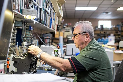 MIKAELA MACKENZIE / WINNIPEG FREE PRESS

Izu Gephter works on a typewriter at I. G. Office Equipment in Winnipeg on Friday, Aug. 20, 2021. For Dave Sanderson story.
Winnipeg Free Press 2021.