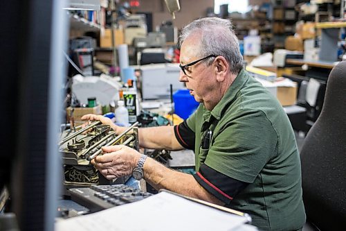 MIKAELA MACKENZIE / WINNIPEG FREE PRESS

Izu Gephter works on a typewriter at I. G. Office Equipment in Winnipeg on Friday, Aug. 20, 2021. For Dave Sanderson story.
Winnipeg Free Press 2021.