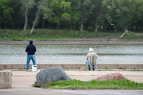 MIKE SUDOMA / Winnipeg Free Press
(Left to right) Don Chapman and Bill Bachynsky casts off of the waterfront in Selkirk during a rainy Monday morning
August 23, 2021