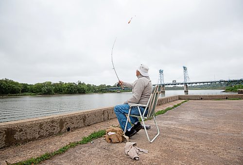 MIKE SUDOMA / Winnipeg Free Press
Bill Bachynsky casts off of the waterfront in Selkirk during a rainy Monday morning
August 23, 2021