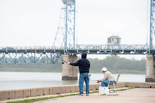 MIKE SUDOMA / Winnipeg Free Press
(Left to right) Don Chapman and Bill Bachynsky casts off of the waterfront in Selkirk during a rainy Monday morning
August 23, 2021