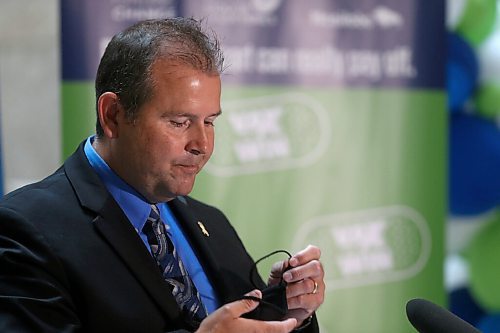 WINNIPEG FREE PRESS/SHANNON VANRAES
Advanced Education Minister Wayne Ewasko takes off his mask prior to announcing the Vax to Win scholarship recipients at the Manitoba Legislative Building August 23, 2021.