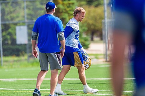 MIKAELA MACKENZIE / WINNIPEG FREE PRESS

Mike Miller chats with head coach Mike O'Shea at Bombers practice in Winnipeg on Wednesday, Aug. 25, 2021. For Mike Sawatzky story.
Winnipeg Free Press 2021.