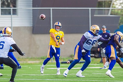 MIKAELA MACKENZIE / WINNIPEG FREE PRESS

Quarterback Zach Collaros at Bombers practice in Winnipeg on Wednesday, Aug. 25, 2021. For Mike Sawatzky story.
Winnipeg Free Press 2021.