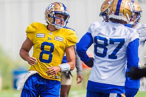 MIKAELA MACKENZIE / WINNIPEG FREE PRESS

Quarterback Zach Collaros at Bombers practice in Winnipeg on Wednesday, Aug. 25, 2021. For Mike Sawatzky story.
Winnipeg Free Press 2021.