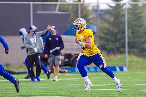 MIKAELA MACKENZIE / WINNIPEG FREE PRESS

Quarterback Zach Collaros at Bombers practice in Winnipeg on Wednesday, Aug. 25, 2021. For Mike Sawatzky story.
Winnipeg Free Press 2021.