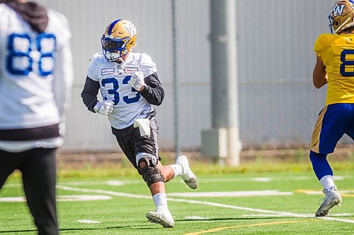 MIKAELA MACKENZIE / WINNIPEG FREE PRESS

Andrew Harris fakes a handoff at Bombers practice in Winnipeg on Wednesday, Aug. 25, 2021. For Mike Sawatzky story.
Winnipeg Free Press 2021.