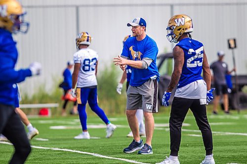 MIKAELA MACKENZIE / WINNIPEG FREE PRESS

Bombers head coach Mike O'Shea at practice in Winnipeg on Wednesday, Aug. 25, 2021. For Mike Sawatzky story.
Winnipeg Free Press 2021.