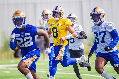 MIKAELA MACKENZIE / WINNIPEG FREE PRESS

Quarterback Zach Collaros at Bombers practice in Winnipeg on Wednesday, Aug. 25, 2021. For Mike Sawatzky story.
Winnipeg Free Press 2021.