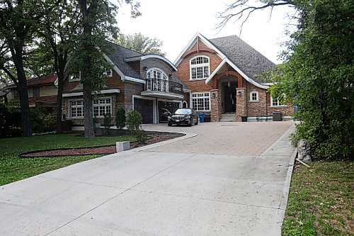 JOHN WOODS / WINNIPEG FREE PRESS
House at 1237 Wellington Crescent that is up for foreclosure sale in Winnipeg Wednesday, August 25, 2021. 

Reporter: Rollason