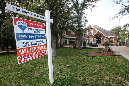 JOHN WOODS / WINNIPEG FREE PRESS
House at 1237 Wellington Crescent that is up for foreclosure sale in Winnipeg Wednesday, August 25, 2021. 

Reporter: Rollason