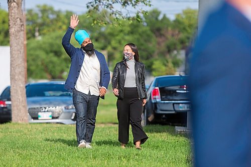 MIKAELA MACKENZIE / WINNIPEG FREE PRESS

NDP leader Jagmeet Singh and Winnipeg North candidate Melissa Chung-Mowat walk in to make a housing announcement in Winnipeg on Thursday, Aug. 26, 2021. For Dylan story.
Winnipeg Free Press 2021.