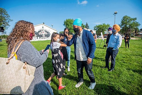 MIKAELA MACKENZIE / WINNIPEG FREE PRESS

Jagmeet Singh elbow-bumps supporters after making a housing announcement in Winnipeg on Thursday, Aug. 26, 2021. For Dylan story.
Winnipeg Free Press 2021.