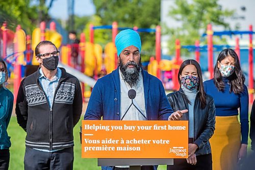 MIKAELA MACKENZIE / WINNIPEG FREE PRESS

Jagmeet Singh makes a housing announcement along with NDP politicians and supporters while campaigning in Winnipeg on Thursday, Aug. 26, 2021. For Dylan story.
Winnipeg Free Press 2021.