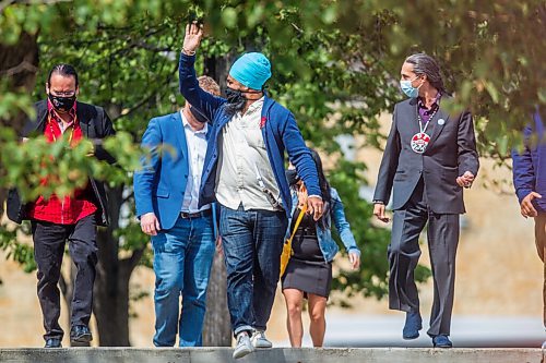 MIKAELA MACKENZIE / WINNIPEG FREE PRESS

NDP leader Jagmeet Singh along with with Manitoba First Nations leaders and local candidates walk up to the Oodena Circle at The Forks in Winnipeg on Thursday, Aug. 26, 2021. For Dylan story.
Winnipeg Free Press 2021.