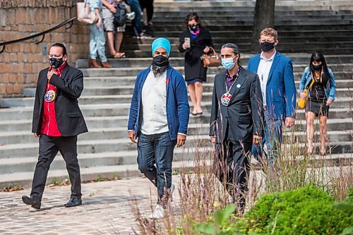 MIKAELA MACKENZIE / WINNIPEG FREE PRESS

NDP leader Jagmeet Singh along with with Manitoba First Nations leaders and local candidates walk up to the Oodena Circle at The Forks in Winnipeg on Thursday, Aug. 26, 2021. For Dylan story.
Winnipeg Free Press 2021.