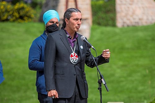 MIKAELA MACKENZIE / WINNIPEG FREE PRESS

Grand Chief Arlen Dumas speaks along with NDP leader Jagmeet Singh at the Oodena Circle at The Forks in Winnipeg on Thursday, Aug. 26, 2021. For Dylan story.
Winnipeg Free Press 2021.