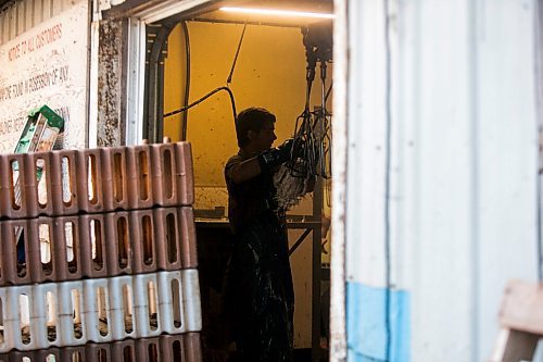 MIKAELA MACKENZIE / WINNIPEG FREE PRESS

Zinn Farms chickens are slaughtered at Waldner Meats  near Niverville on Thursday, Aug. 19, 2021. For Eva story.
Winnipeg Free Press 2021.