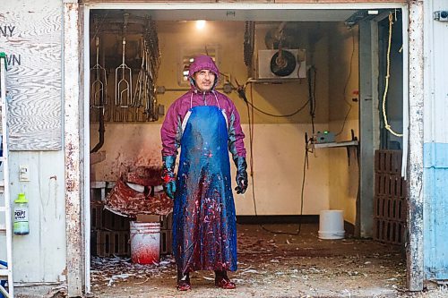 MIKAELA MACKENZIE / WINNIPEG FREE PRESS

Hamidi Ali poses for a portrait while slaughtering Zinn Farms chickens at Waldner Meats  near Niverville on Thursday, Aug. 19, 2021. For Eva story.
Winnipeg Free Press 2021.