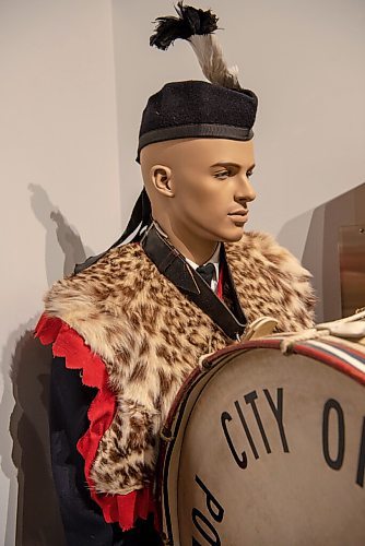 ALEX LUPUL / WINNIPEG FREE PRESS  

Mannequins wearing Winnipeg Police Pipe Band clothing are photographed in the Winnipeg Police Museum on August, 26, 2021.