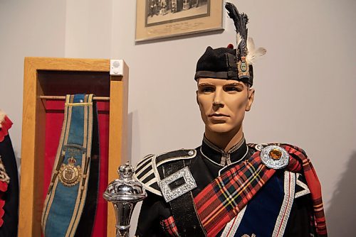 ALEX LUPUL / WINNIPEG FREE PRESS  

Mannequins wearing Winnipeg Police Pipe Band clothing are photographed in the Winnipeg Police Museum on August, 26, 2021.