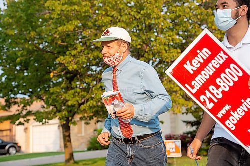 MIKE SUDOMA / Winnipeg Free Press
Kevin Lamoureux hustles from house to house while campaigning through Tyndall Park Thursday evening
August 26, 2021