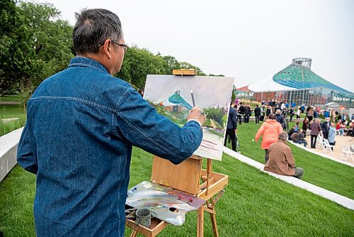 ALEX LUPUL / WINNIPEG FREE PRESS  

Weiming Zhao, a plein air oil painter, paints The Leaf during a performance to honour the opening of the gardens, earlier this summer. on August, 26, 2021.