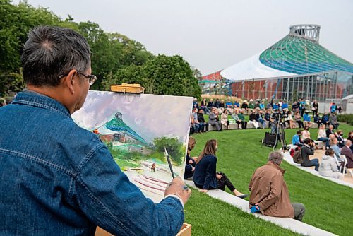 ALEX LUPUL / WINNIPEG FREE PRESS  

Weiming Zhao, a plein air oil painter, paints The Leaf during a performance to honour the opening of the gardens, earlier this summer. on August, 26, 2021.