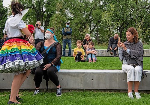 ALEX LUPUL / WINNIPEG FREE PRESS  

Visitors to The Leaf are given flowers during a performance to honour the opening of the gardens, earlier this summer. on August, 26, 2021.