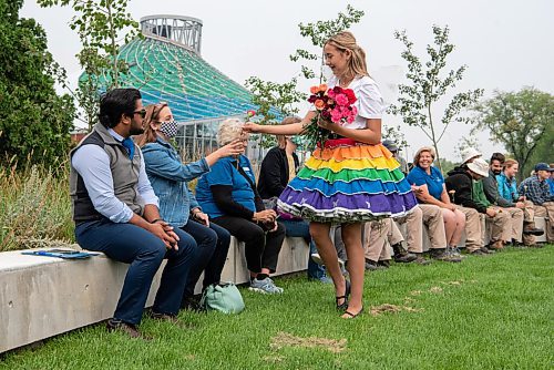 ALEX LUPUL / WINNIPEG FREE PRESS  

Visitors to The Leaf are given flowers during a performance to honour the opening of the gardens, earlier this summer. on August, 26, 2021.