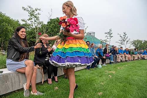 ALEX LUPUL / WINNIPEG FREE PRESS  

Visitors to The Leaf are given flowers during a performance to honour the opening of the gardens, earlier this summer. on August, 26, 2021.