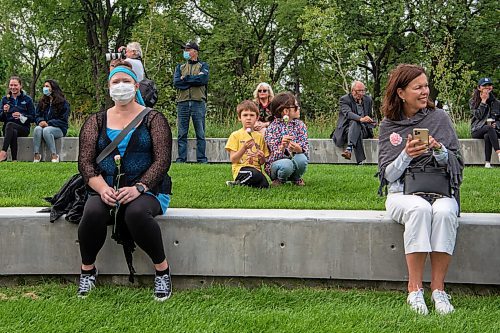 ALEX LUPUL / WINNIPEG FREE PRESS  

Visitors to The Leaf are given flowers during a performance to honour the opening of the gardens, earlier this summer. on August, 26, 2021.