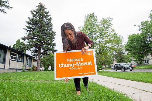 MIKE SUDOMA / Winnipeg Free Press
NDP MLA for Winnipeg North, Melissa Chung-Mowat puts a sign in the ground in front of a supporters home Friday
August 27, 2021