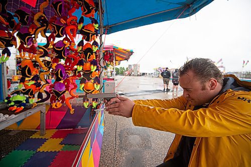 MIKE SUDOMA / Winnipeg Free Press
Winnipeg Free Press Reporter, Erik Pindera, plays a game at the Red River Exhibitions Autumn Fair, Friday night
August 27, 2021