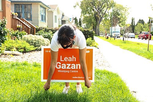 RUTH BONNEVILLE / WINNIPEG FREE PRESS

Local - NDP candidate canvassing, Leah Gazan 

Photos of  Leah Gazan putting up one of her signs while canvassing in the West End on Sherburn street on Wednesday. 

For Niigaan's story on Indigenous candidates. 

Niigaan James Sinclair 

Sept 1st,  2021
