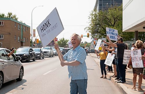 JESSICA LEE/WINNIPEG FREE PRESS

Hundreds gathered outside the Health Sciences Centre in Winnipeg on September 1st, blocking off parts of Sherbrook Street and William Avenue to protest against vaccines, vaccine passports and COVID restrictions.

Reporter: Cody Sellar