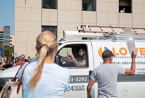 JESSICA LEE/WINNIPEG FREE PRESS

Hundreds gathered outside the Health Sciences Centre in Winnipeg on September 1st, blocking off parts of Sherbrook Street and William Avenue to protest against vaccines, vaccine passports and COVID restrictions.

Reporter: Cody Sellar