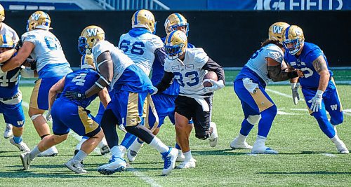MIKE DEAL / WINNIPEG FREE PRESS
Winnipeg Blue Bombers Andrew Harris (33) runs the ball during practice at IG Field Wednesday afternoon.
210901 - Wednesday, September 01, 2021.