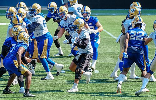 MIKE DEAL / WINNIPEG FREE PRESS
Winnipeg Blue Bombers Andrew Harris (33) runs the ball during practice at IG Field Wednesday afternoon.
210901 - Wednesday, September 01, 2021.