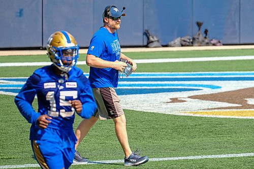 MIKE DEAL / WINNIPEG FREE PRESS
Winnipeg Blue Bombers head coach Mike O'Shea during practice at IG Field Wednesday afternoon.
210901 - Wednesday, September 01, 2021.