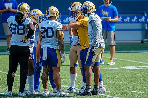 MIKE DEAL / WINNIPEG FREE PRESS
Winnipeg Blue Bombers quarterback Zach Collaros (8) in the huddle during practice at IG Field Wednesday afternoon.
210901 - Wednesday, September 01, 2021.