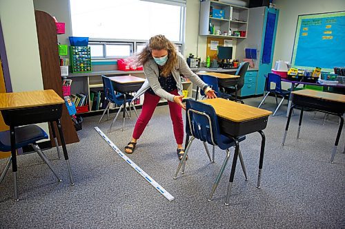 MIKE DEAL / WINNIPEG FREE PRESS
Grade 5 teacher, Kimberley Peters, moves desks around to make sure they are socially distant as she prepares for a new school year at Ecole Julie-Riel.
See Maggie Macintosh story
210901 - Wednesday, September 01, 2021.