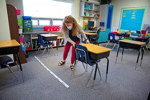 MIKE DEAL / WINNIPEG FREE PRESS
Grade 5 teacher, Kimberley Peters, moves desks around to make sure they are socially distant as she prepares for a new school year at Ecole Julie-Riel.
See Maggie Macintosh story
210901 - Wednesday, September 01, 2021.