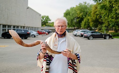 MIKE SUDOMA / Winnipeg Free Press
Bill Weissmann, lay clergy with Shaarey Zedek Synagogue, demonstrates the synagogues Shofar in the Car events by blowing a Shofar in the parking lot of the synagogue Wednesday evening.
September 1, 2021