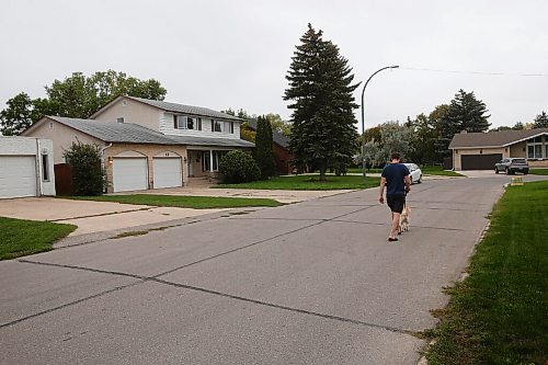 JOHN WOODS / WINNIPEG FREE PRESS
A neighbour walks past the alleged home of Robert Dawson in Winnipeg Thursday, September 2, 2021. Dawson was a hockey coach in the nineties and has been charged with allegedly sexually assaulting two of his players.

Reporter: Pindera